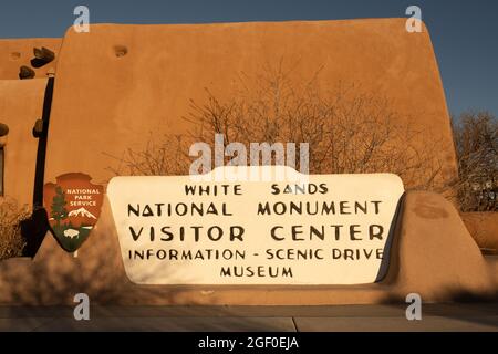 White Sands National Park, Vereinigte Staaten: 4. Februar 2021: White Sands Visitors Center das Schild sagt immer noch, dass es sich um ein National Monument nach dem Park Upda handelt Stockfoto