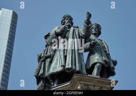 Gutenberg-Denkmal, Statuen von Johannes Gutenberg, Johannes Fust, Peter Schöffer, von Eduard Schmidt von der Launitz, Commerzbank Tower, Frankfurt Stockfoto