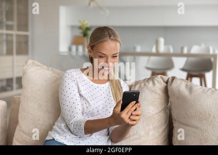 Glücklich aufgeregt Millennial Frau mit schönen Videoanruf reden Stockfoto