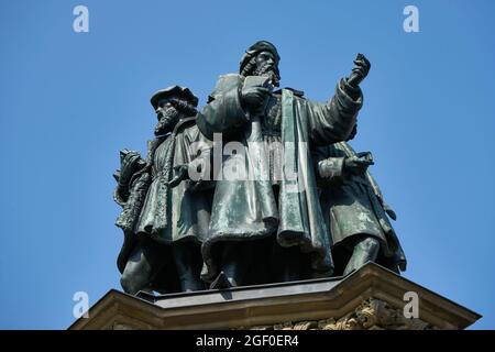 Gutenberg-Denkmal, Statuen von Johannes Gutenberg, Johannes Fust, Peter Schöffer, von Eduard Schmidt von der Launitz, Commerzbank Tower, Frankfurt Stockfoto