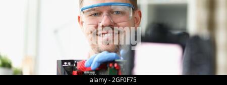 Blogger demonstriert auf Kamera-Reparatur der Computerplatine Stockfoto