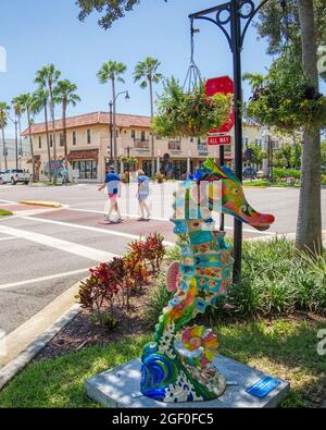 West Venicei Avenue mit Seepferde-Sculture, die Teil eines öffentlichen Kunstprojekts des Venice Art Center namens FantaSea Venice in Venice Florida USA ist Stockfoto