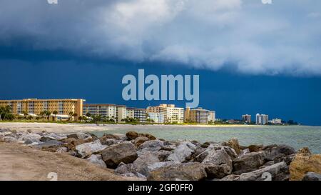 Dunkler Sturmhimmel über dem Golf von Mexiko und Venedig, Florida, USA Stockfoto