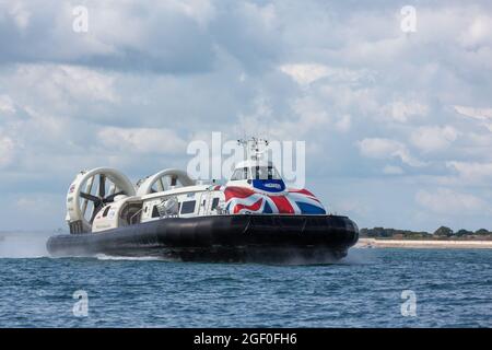 Hovertravels Island Flyer bei Ankunft in Southsea Portsmouth. Ein großer Anziehungspunkt für Touristen, um schnell auf die Isle of Wight zu kommen oder einfach nur zuzusehen, wie sie kommt und geht Stockfoto