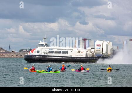 Hovertravels Island Flyer bei Ankunft in Southsea Portsmouth. Ein großer Anziehungspunkt für Touristen, um schnell auf die Isle of Wight zu kommen oder einfach nur zuzusehen, wie sie kommt und geht Stockfoto