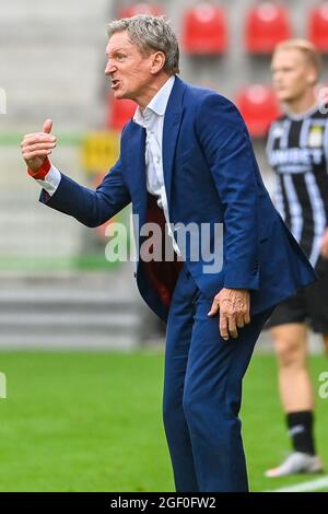 Essevees Cheftrainer Francky Dury reagiert bei einem Fußballspiel zwischen SV Zulte Waregem und Sporting Charleroi, Sonntag, 22. August 2021, in Waregem, auf d Stockfoto