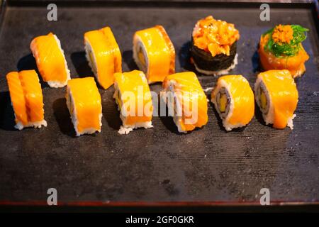 Sushi in einem Tablett auf dem Thai Food Nachtmarkt Stockfoto