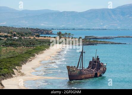 Das Schiffswrack von Dimitrios am Strand von Valtaki in der Nähe von Gythio. Lakonien, Südpeloponnes, Griechenland. Stockfoto