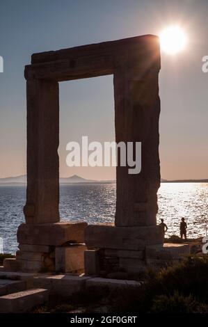Beobachten Sie den Sonnenuntergang am Portara oder Tor des Tempels von Apollo, Naxos, Kykladen, Griechenland Stockfoto
