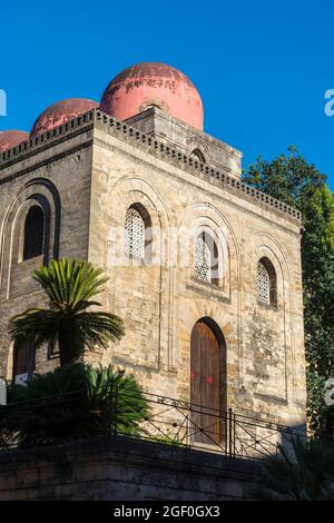 Die Kirche San Cataldo mit ihren rosafarbenen Kuppeln befindet sich auf der Piazza Bellini im Zentrum von Palermo. Sizilien. Stockfoto