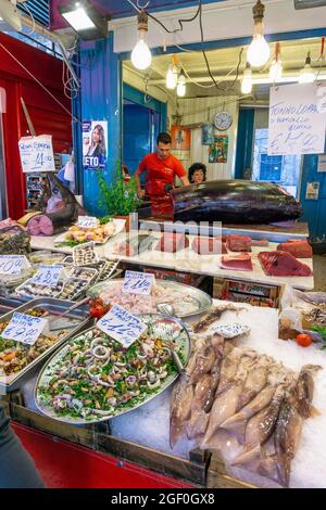 Ein Fischhändler-Stand, der Fischsalate und Thunfisch auf dem Ballaro-Markt im Stadtteil Albergheria im Zentrum von Palermo, Sizilien, verkauft. Stockfoto