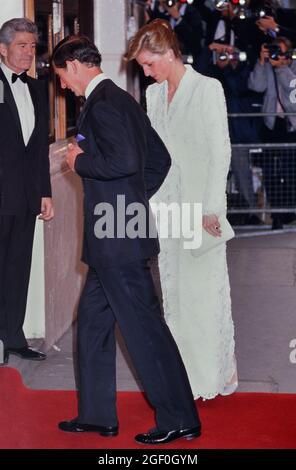 Der Prinz und die Prinzessin von Wales. Prinz Charles und eine traurig aussehende Prinzessin Diana kommen am Opernhaus von Covent Garden zu einer königlichen Galavorstellung von „il Travatore“ an. LONDON, GROSSBRITANNIEN 7. JUNI 1989 Stockfoto