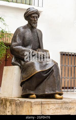 Eine Bronzestatue des jüdischen Philosophen Maimonides, Moses ben Maimon, (1138–1204) in Cordoba, Spanien Stockfoto