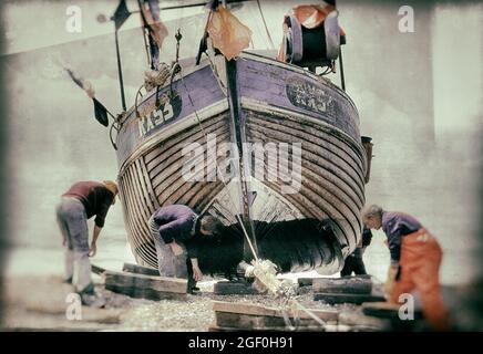 Hastings-Fischer schleppen ihr Boot an den Strand, East Sussex, England, Großbritannien Stockfoto