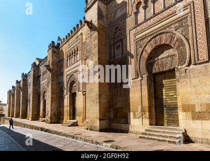 Geschnitzte Stein- und Mauerwerk-Dekoration an der östlichen Fassade der Großen Moschee, La Mezquita, Calle Magistral Gonzales Frances, Cordoba, Spanien Stockfoto