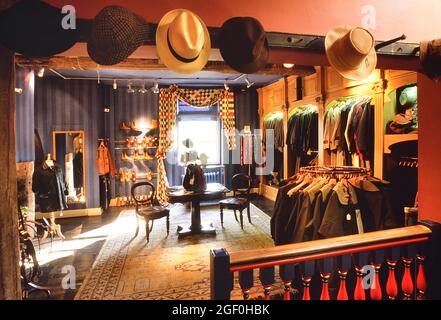 Interieur des alten Landhausausstatters Ralph Ellerkers Saddle und Harnessmaker Shop. Walmgate, York, Yorkshire, England, Großbritannien. Circa 1980er Jahre Stockfoto