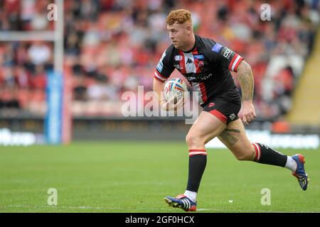 Harvey Livett (20) von Salford Red Devils läuft mit dem Ball nach vorne Stockfoto