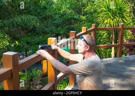 Reifer Mann macht Amateur-Video im Urlaub in tropischen Dschungel Stockfoto