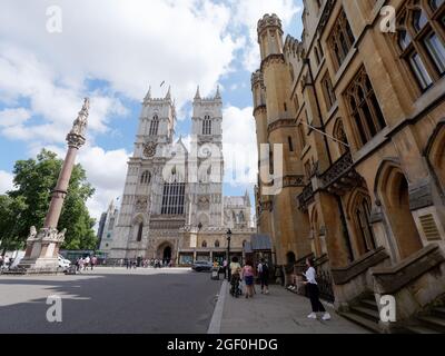 London, Greater London, England, August 10 2021: Das gotische Westminster Abbey Centre und Deans Yard Area rechts. Stockfoto