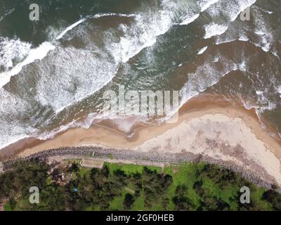 Blick auf den Strand mit Wellen von der Drohne Stockfoto
