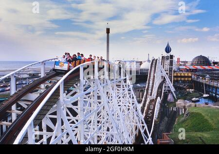 Big Dipper Holzachterbahn am Blackpool Pleasure Beach, Blackpool, Lancashire, England, Großbritannien. Ca. 1988 Stockfoto