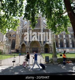 London, Greater London, England, August 10 2021: Aufwendige Fassade der gotischen Westminster Abbey vom Parliament Square aus gesehen. Stockfoto