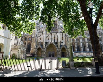 London, Greater London, England, August 10 2021: Aufwendige Fassade der gotischen Westminster Abbey vom Parliament Square aus gesehen. Stockfoto