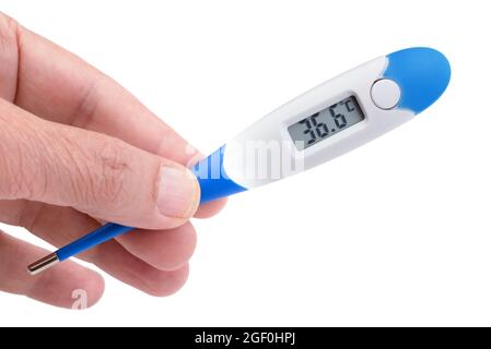 Hand mit digitalem medizinischen Thermometer aus Kunststoff, isoliert auf Weiß. Stockfoto