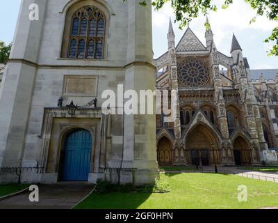 London, Greater London, England, August 10 2021: Türen der St. Margaret's Church links und Westminster Abbey. Stockfoto