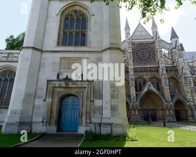 London, Greater London, England, August 10 2021: Türen der St. Margaret's Church links und Westminster Abbey. Stockfoto