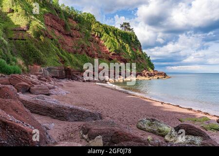 Wolken über dem Strand in Maidencombe, Torbay, England, Großbritannien Stockfoto