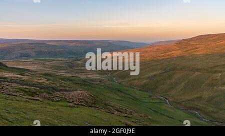 Golden Hour über der Swaledale, vom Buttertubs Pass (Cliff Gate Rd) aus gesehen, in der Nähe von Thwaite, North Yorkshire, England, Großbritannien Stockfoto