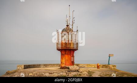 Die South Pier Leuchtturm in Heysham Hafen, Lancashire, England, Großbritannien Stockfoto