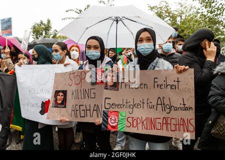 Hamburg, Deutschland. August 2021. Frauen halten bei einer Demonstration, um bedrohte Menschen aus Afghanistan willkommen zu heißen, Schilder mit den Aufschrift „Stoppt das Töten von Afghanen“ und „Frieden, Freiheit, Gerechtigkeit für Afghanistan“. Quelle: Markus Scholz/dpa/Alamy Live News Stockfoto