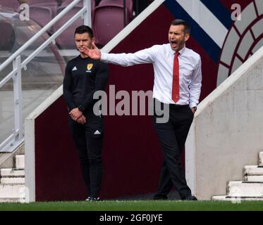 Edinburgh, Großbritannien. 22. August 2021. Cinch Premiership - Heart of Midlothian / Aberdeen 22/8/2021. Hearts ist Gastgeber von Aberdeen in der Cinch Premiership im Tynecastle Park, Edinburgh, Midlothian. Bild zeigt: Der Manager von Aberdeen, Stephen Glass, ruft seine Spieler aus der Touchline an. Quelle: Ian Jacobs/Alamy Live News Stockfoto