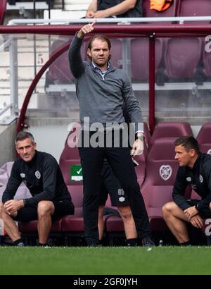 Edinburgh, Großbritannien. 22. August 2021. Cinch Premiership - Heart of Midlothian / Aberdeen 22/8/2021. Hearts ist Gastgeber von Aberdeen in der Cinch Premiership im Tynecastle Park, Edinburgh, Midlothian. Bild zeigt: Der Hearts-Manager Robbie Neilson ruft seinen Spielern Anweisungen aus der Touchline. Quelle: Ian Jacobs/Alamy Live News Stockfoto