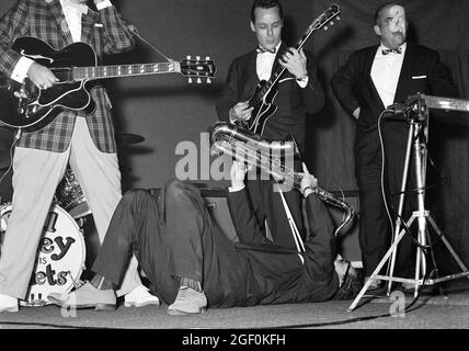 November 1958, Bill Haley und seine Kometen auf der Bühne, Rudy Pompilli legt sich beim Saxophon, Straßburg, Elsass, Frankreich, Europa, Stockfoto