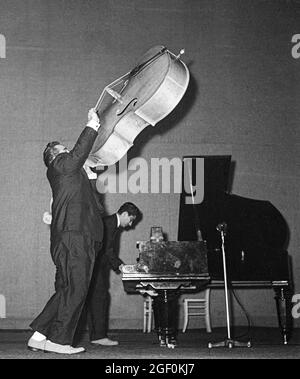 1958. November, Bill Haley und seine Kometen auf der Bühne, Al Rex mit seinem Kontrabass, Johnny Grande Piano, Straßburg, Elsass, Frankreich, Europa, Stockfoto