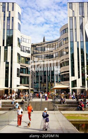 Sommer in der Stadt: Der Düsseldorfer "Kö-Bogen"-Komplex, entworfen vom New Yorker Stararchitekten Daniel Libeskind, wurde 2013 an einem sonnigen Tag fertiggestellt. Stockfoto