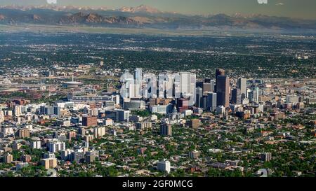 Luftbild von Denver Colorado mit den Rocky Mountains Stockfoto