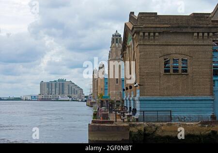 Blick auf den Pier der Cherry Street und den südlichen Teil des Delaware River vom Pier der Race Street in Philadelphia, Pennsylvania Stockfoto