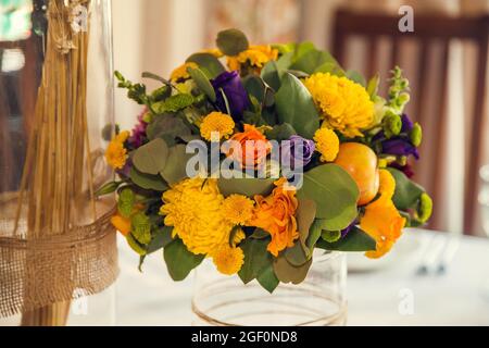 Festliche Floristik und Dekoration von Veranstaltungen Blumenarrangements im Herbststil. Stockfoto
