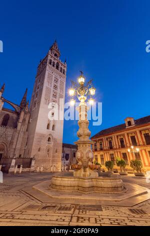 Glockenturm Giralda, Plaza Virgen de los Reyes, Sevilla, Andalusien, Spanien Stockfoto