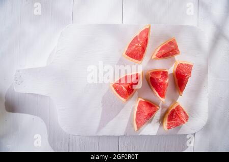 Präsentation auf der roten Segmente von Pampelmusen und Grapefruits Stockfoto