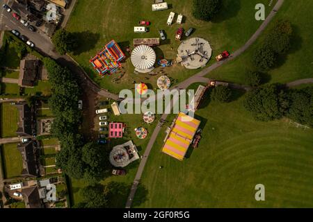 Mobile Showmen , Warwicks Funfairs Fun Fair in einem lokalen Park Aerial View Stockfoto