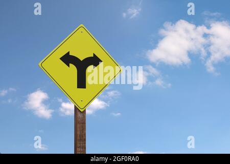 Gelbe Gabel im Straßenschild mit Kopierraum. 3d-Illustration. Stockfoto