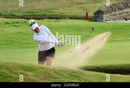 Nanna Koerstz Madsen in einem Bunker am 18. Während des vierten Tages der AIG Women's Open in Carnoustie. Bilddatum: Sonntag, 22. August 2021. Siehe PA Geschichte GOLF Frauen. Bildnachweis sollte lauten: Ian Rutherford/PA Wire. EINSCHRÄNKUNGEN: Die Nutzung unterliegt Einschränkungen. Nur redaktionelle Verwendung, keine kommerzielle Nutzung ohne vorherige Zustimmung des Rechteinhabers. Stockfoto