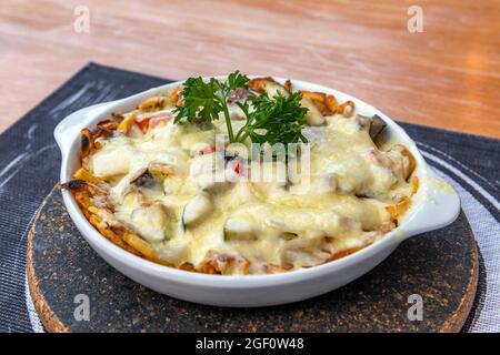 Teller mit Rosti, serviert in einem Restaurant in Zermatt, Wallis, Schweiz Stockfoto