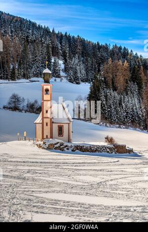 Panorama-Winterblick über die Kirche St. Johann in Ranui, Val di Funes, Südtirol - Südtirol, Italien Stockfoto