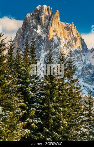 Panorama-Winteransicht der Seiser Alm - Seiser Alm mit Langkofelmassiv im Hintergrund, Dolomiten, Südtirol - Südtirol, Italien Stockfoto